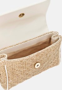 Guess FLAP - Taška s příčným popruhem - creme