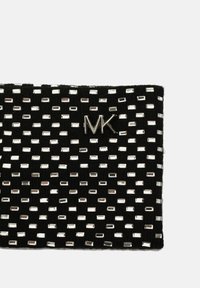 Portefeuille en tissu noir avec des accents rectangulaires métalliques disposés en motif grille, arborant un logo "MK" en argent près du coin.