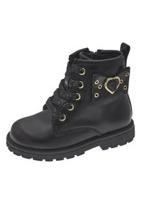 Botines de cuero negro con acentos metálicos dorados, presentando cordones brillantes, un lazo decorativo con un detalle en forma de corazón y una suela resistente.
