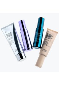 Quatre produits de soin de la peau Allies of Skin, comprenant un nettoyant, un sérum clarifiant, un sérum liftant et des tubes et flacons de traitement quotidien raffermissant.