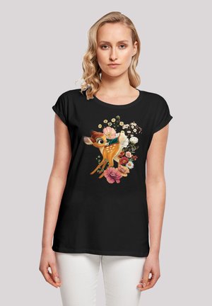 Sort kortærmet T-shirt med et farverigt grafisk motiv af en rådyrkalv omgivet af blomster, der fremviser levende nuancer og detaljerede blomstermønstre.