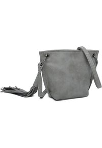 Borsa a secchiello in faux suede grigia con una forma affusolata, chiusura a coulisse, lunga tracolla e un accento con nappina sul lato.