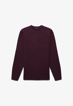 Dunkelburgunderfarbener, langärmeliger Wollpullover mit Rundhalsausschnitt und gerippten Bündchen, flach auf einem weißen Hintergrund ausgelegt.