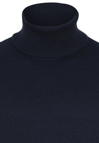 Suéter de cuello alto de canalé en azul marino, que presenta un cuello alto y ajustado, con una textura suave, diseñado para brindar calidez y comodidad.