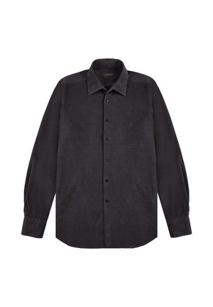 Camisa negra de manga larga con botones, cuello y puños puntiagudos, presentada plana sobre un fondo blanco.