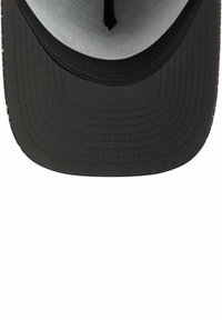 Schwarze Kappe mit einem bunten, gemusterten Schirm, die eine strukturierte Krone und eine glatte Textur aufweist. Die Unterseite ist grau und hat dezente Nähdetails.