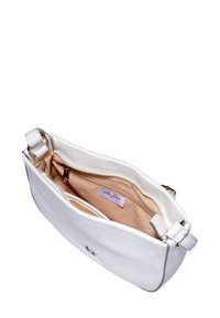 Weiße Ledertasche mit beigem Stoffinnenfutter, Reißverschlusstasche undMetal-Logoschild auf der Vorderseite.