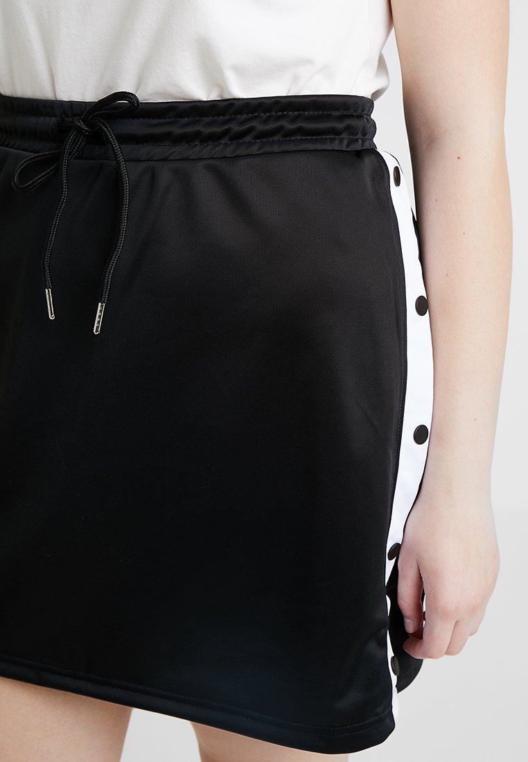 Damen Jeansröcke | Urban Classics Curvy LADIES TRACK SKIRT A-Linien-Rock black/white/schwarz - JX35608 Damen Jeansröcke | Urban Classics Curvy LADIES TRACK SKIRT A-Linien-Rock black/white/schwarz - JX35608