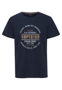 Marineblå bomulds T-shirt med rund halsudskæring og korte ærmer. Fronttryk inkluderer "SUPERIOR" i store, teksturerede bogstaver.