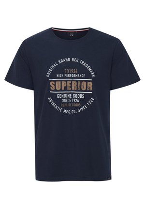 Tumesinine puuvillane T-särk, millel on ümar kaelus ja lühikesed varrukad. Eesmine trükk sisaldab suurt, tekstuurset kirja "SUPERIOR".
