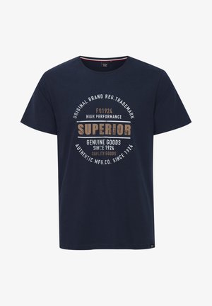 T-shirt en coton bleu marine avec un col rond et des manches courtes. L'imprimé sur le devant inclut "SUPERIOR" en lettres grandes et texturées.