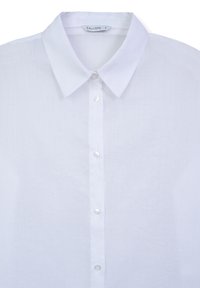 Camicia bianca con colletto classico, realizzata in tessuto leggero, dotata di cinque bottoni sul davanti e una leggera texture.