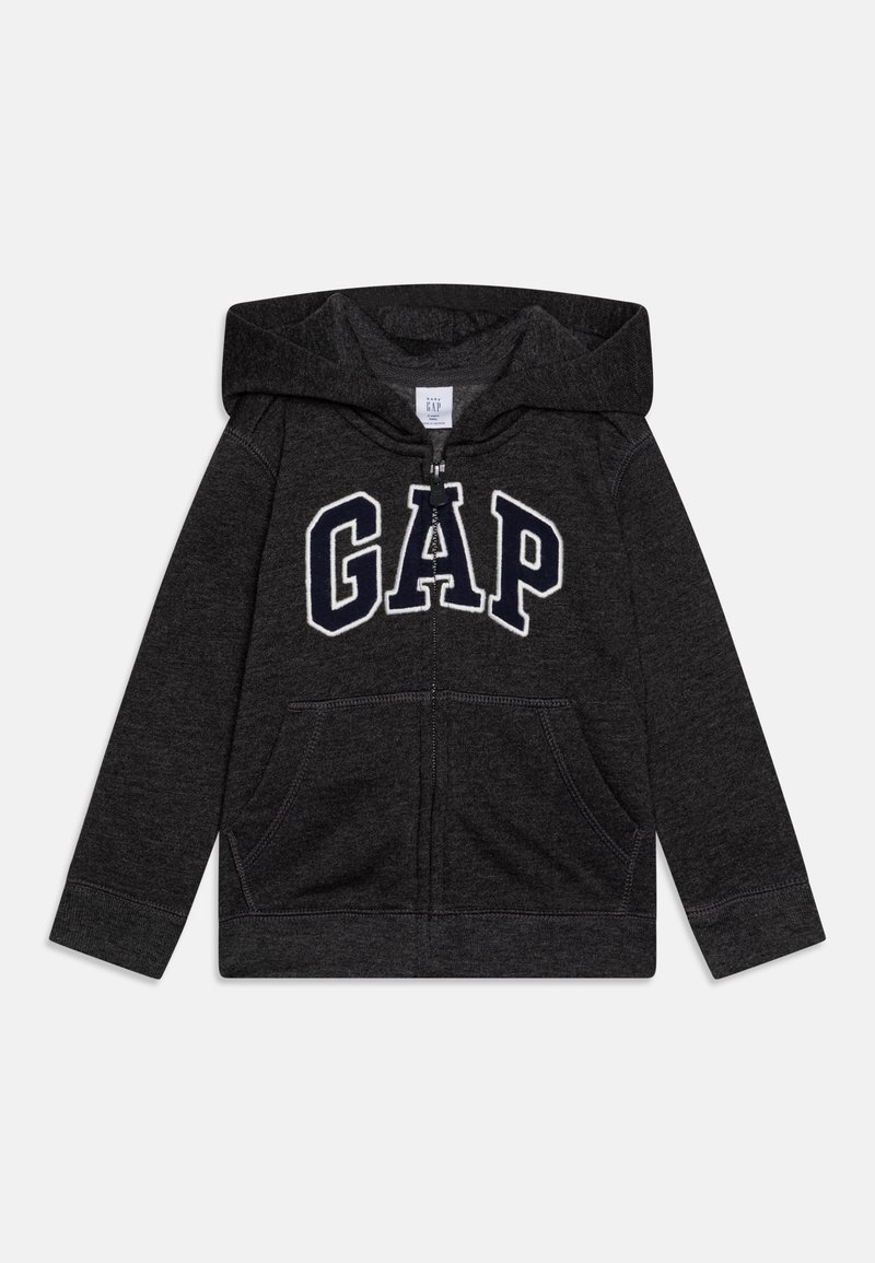 Γκρι φούτερ με φερμουάρ φτιαγμένο από μαλακό ύφασμα με το μπροστινό λογότυπο "GAP" σε αντίθεση λευκής και ναυτικού μπλε γραμματοσειράς. Διαθέτει κουκούλα και δύο μπροστινές τσέπες.