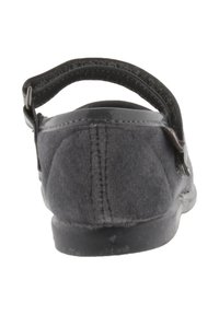 Sandalia de ante gris con una correa trasera ajustable, suela plana de goma y detalles de costura visibles en la parte posterior.