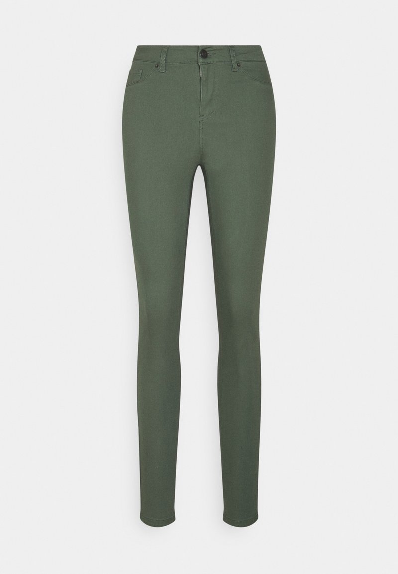 Pantalones ajustados verdes de mezclilla. Con cierre de botón, bolsillos frontales y una textura suave. Sin patrones ni acentos visibles.