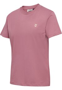 Krótki różowy t-shirt z okrągłym dekoltem i małym białym podwójnym logo w kształcie chevronu na lewej piersi, wykonany z miękkiego bawełnianego materiału.