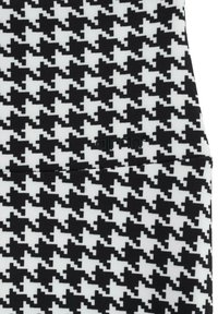 Tkanina w czarno-biały wzór pepitki ma gładką fakturę z subtelnym akcentem w postaci logo. Materiał jest elastyczny i dopasowujący się do sylwetki.