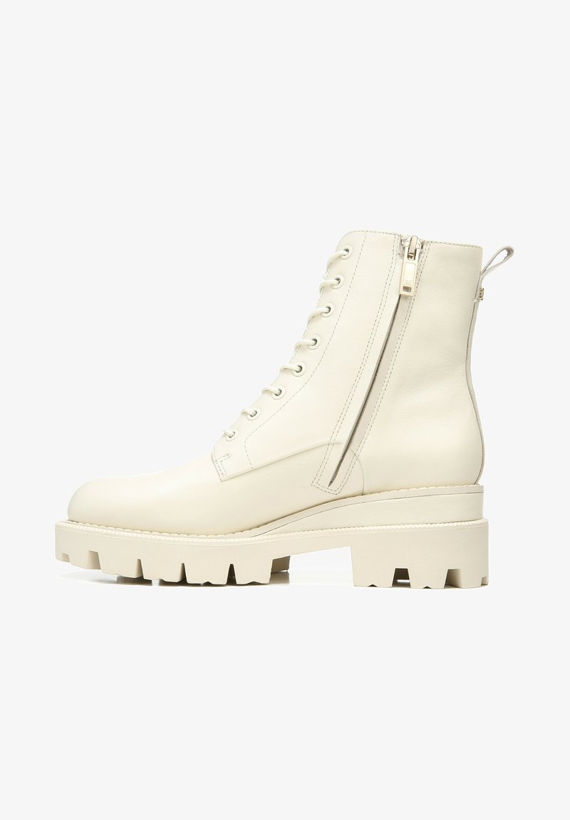 Bottes de cheville en cuir blanc chunky avec un bout arrondi, un laçage sur le devant, une fermeture éclair sur le côté et une semelle épaisse et texturée.