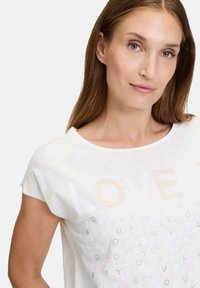 Cartoon MIT RUNDHALSAUSSCHNITT - T-shirt print - patch cream silver