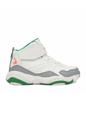 Scarpa da ginnastica alta bianca con rifiniture verdi, accenti grigi, macchie arancioni sulla suola, cinturino in velcro e piccola figura arancione sul lato del tallone.