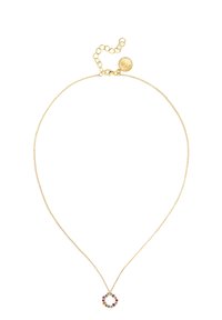 Collar chapado en oro con un colgante circular adornado con gemas de colores variados. Cadena ajustable con un cierre redondo para sujetarlo.
