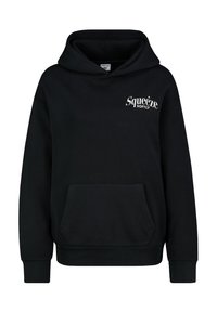 Schwarzer Baumwoll-Hoodie mit einer vorderen Kängurutasche. Mit einem weißen Logo, das "Squeeze Softly" auf der oberen linken Brust liest. Klassische Passform.