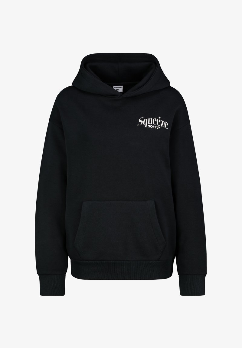 Schwarzer Baumwoll-Hoodie mit einer vorderen Kängurutasche. Mit einem weißen Logo, das "Squeeze Softly" auf der oberen linken Brust liest. Klassische Passform.