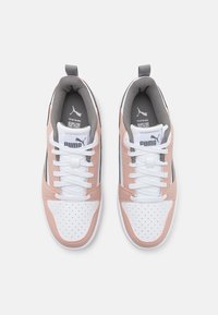 Sneaker Puma con sezioni rosa, bianche e grigie; design con lacci; punta bianca forata; interno imbottito e suola in gomma.