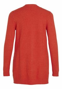 Långärmad kofta i ett klart rött stickat tyg, med rund halsringning och ribbad nederkant. Baksidan är enfärgad utan ytterligare detaljer.