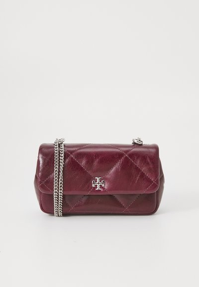 Borsa a tracolla in pelle borgogna trapuntata con catena argentata, dotata di chiusura a fermaglio e un accento con logo sulla parte anteriore.