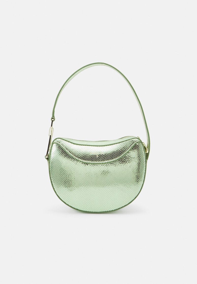 Metallisch groene handtas met een gebogen, halve maanschijfvorm, textuur oppervlak en een slanke, verstelbare schouderband. Voorzien van een ritssluiting.