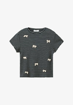 Zwart-wit gestreept shirt met korte mouwen en kleine witte strikapplicaties verspreid over de voorkant.