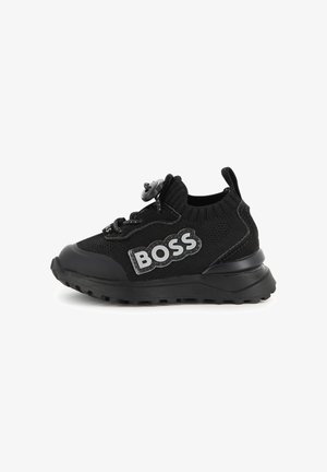 Czarny dzianinowy sneaker z grubą podeszwą, regulowanym ściągaczem sznurowadeł i wyrazistym logo "BOSS" z boku, zaprojektowany z myślą o komforcie i stylu.