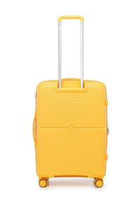 Valigia rigida gialla con texture a coste, dotata di manico telescopico e quattro ruote per la mobilità. Chiusura con cerniera, maniglia laterale inclusa.