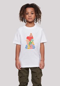 Weißes Baumwoll-T-Shirt mit einem bunten Cartoon-Bären-Print, der über einem roten Herz gestapelt ist, begleitet von verschiedenen Bärenfiguren in Pastellfarben.