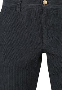 Zwarte corduroy broek met verticale ribbels, een tankleurige knoopsluiting en riemlussen in de taille.