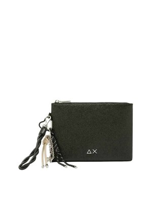 Bolso de mano rectangular negro con cremallera plateada, logo en el frente y borlas decorativas trenzadas y de cadena en negro y beige en el lateral.