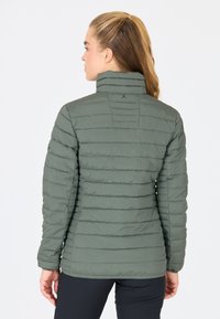 Vadderad jacka i olivgrön, med horisontella sömmar, hög krage och figurnära design, med en slät, texturerad yta.