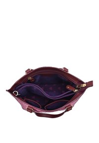 Bordeaux handtas met leren buitenkant, voorzien van een gepatterneerde paarse voering, meerdere compartimenten en gouden hardware accenten.