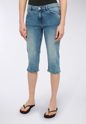 Jeans capri in denim leggeri, con un classico design a cinque tasche. Adatti in vita, con orli arrotolati e sbiaditure sottili.