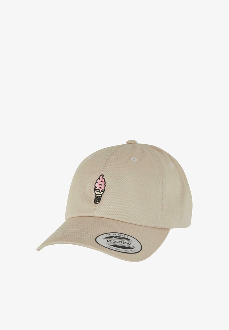 Beige színű pamut sapka állítható pánttal, melyen egy rózsaszín jégkrémes tölcsér hímzés található elöl. Simaságot árasztó textúra, ívelt napernyő.