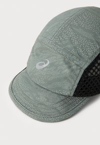 Light gray cap with a textured camo pattern, featuring a black mesh panel and a reflective logo on the front. Durable fabric construction.