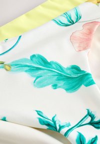 Next 2 PACK - Bikinialaosa - white floral/lime