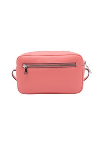 Borsa sintetica di color corallo rosa con forma rettangolare, texture liscia, tasca con zip anteriore e manici laterali. I dettagli in metallo argentato arricchiscono il design.