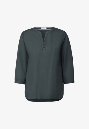 Ciemnozielona bluzka z dekoltem w serek i trzema guzikami, z rękawami o długości trzech czwartek i lekko zaokrąglonym dołem, zapewniająca luźny krój.