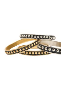 Bransoletki z wykończeniem w kolorze złota, srebra i czerni. Ozdobione drobnymi, wbijanymi akcentami wokół obwodu. Okrągły kształt, gładka faktura.