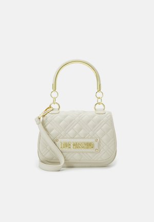 Mała kremowa pikowana torebka z złotym, zakrzywionym uchwytem, odpinanym paskiem i złotą tabliczką z logo "Love Moschino" z przodu.