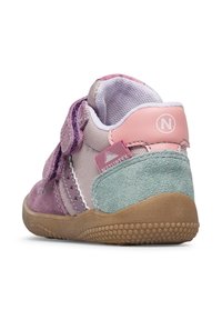 Lila und rosa Kinderschuhe aus Mesh- und Wildledermaterialien, mit Klettverschluss, Gummisohle und Sternmuster-Akzenten an den Seiten.