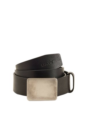 Cinturón de cuero negro con hebilla rectangular de metal plateado envejecido, enrollado con el nombre de la marca grabado cerca del extremo.