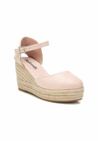 Espadrilles de cuña rosas con parte superior de tejido suave, tira en el tobillo y suela en capas semejante a cuerda. Presentan una puntera redondeada y plantilla acolchada.